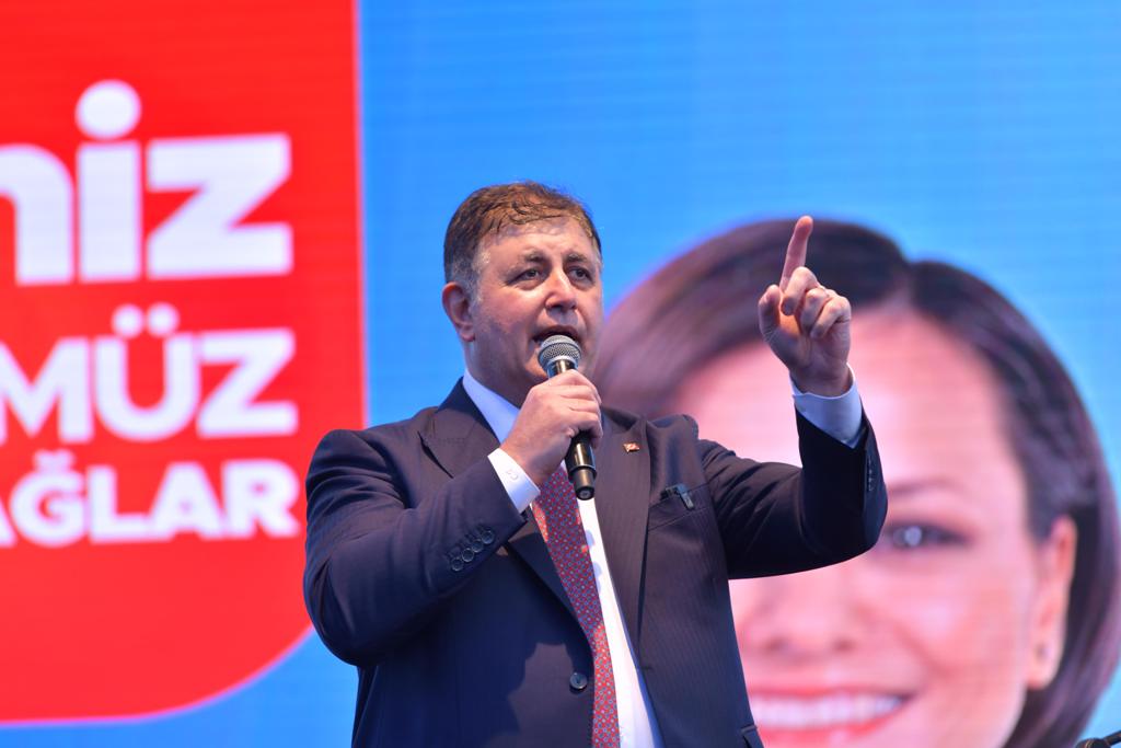 CHP Genel Başkanı Özel, Karabağlar'daki halk buluşmasına katıldı