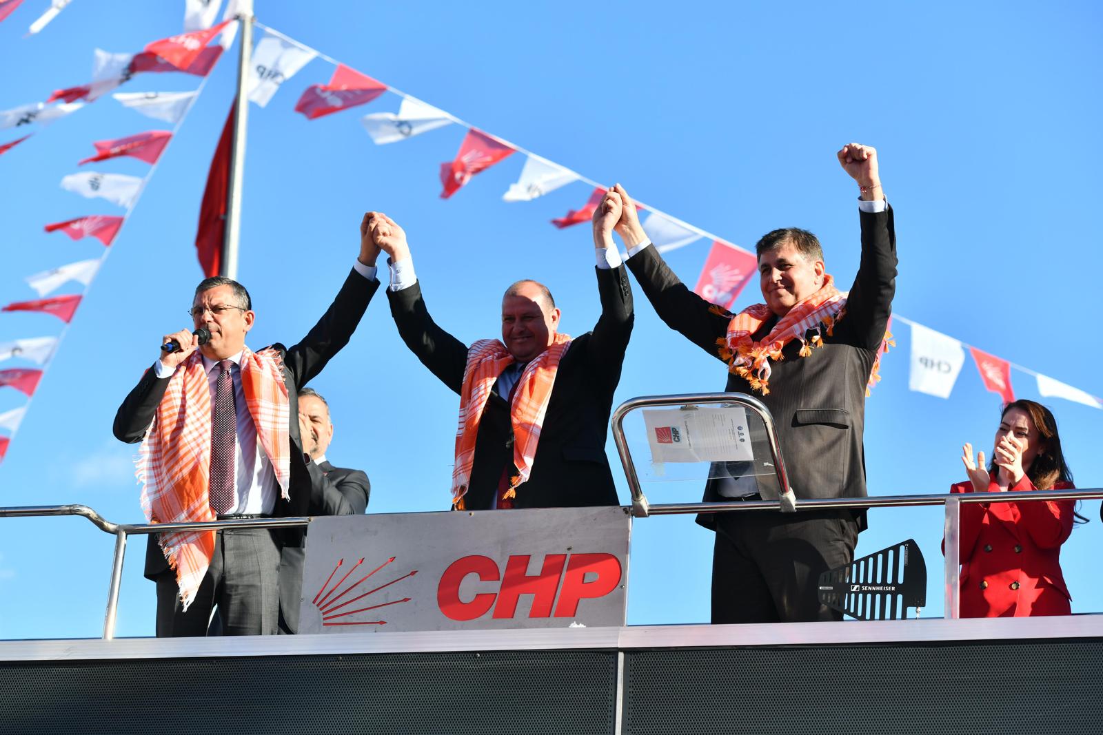 Özgür Özel, Menderes'te halkla buluştu