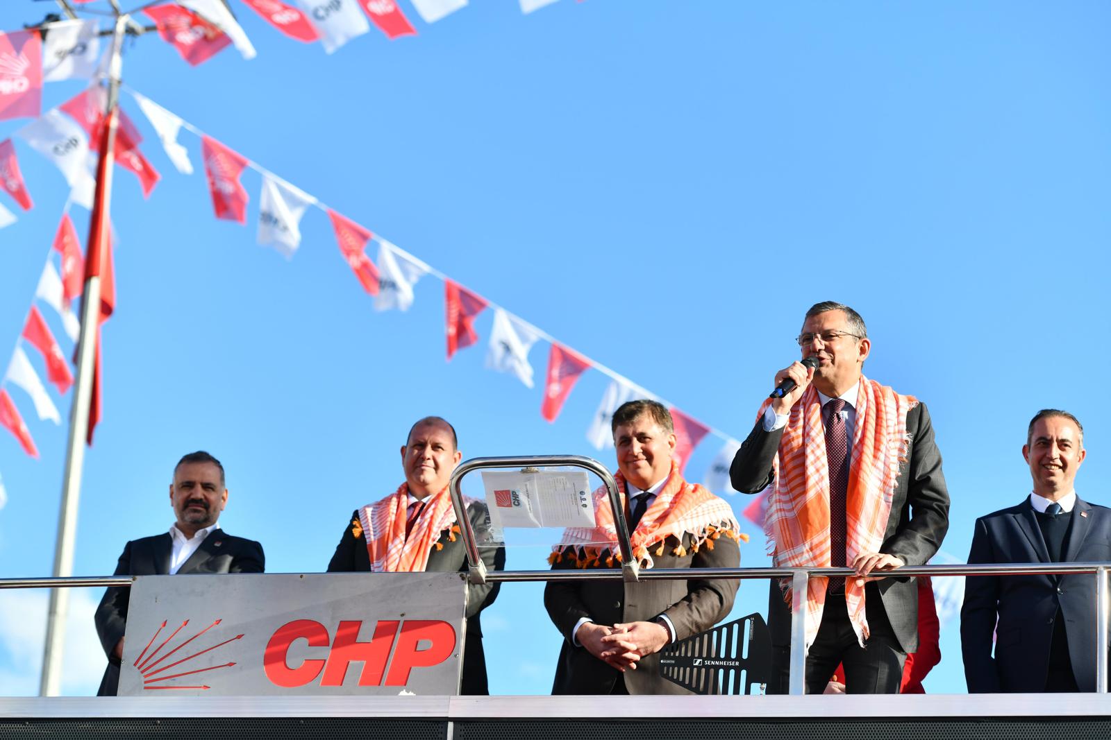 Özgür Özel, Menderes'te halkla buluştu
