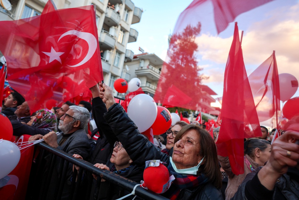 Özgür Özel, Torbalı'da halkla buluştu