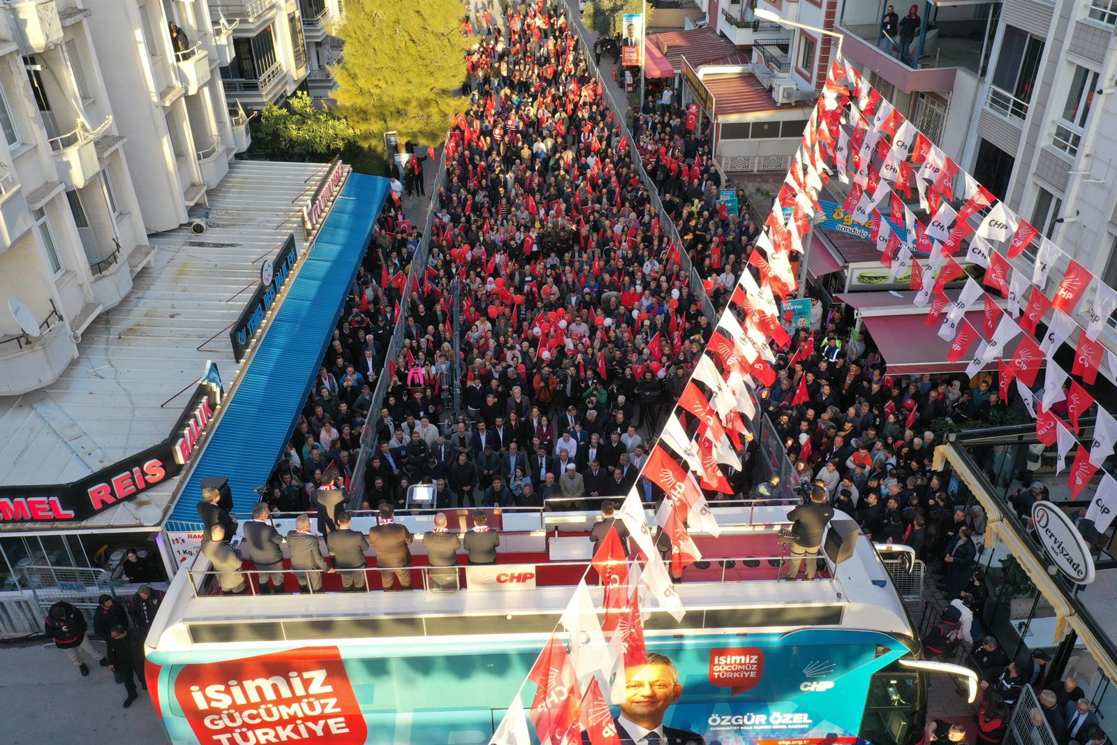 Özgür Özel, Torbalı'da halkla buluştu