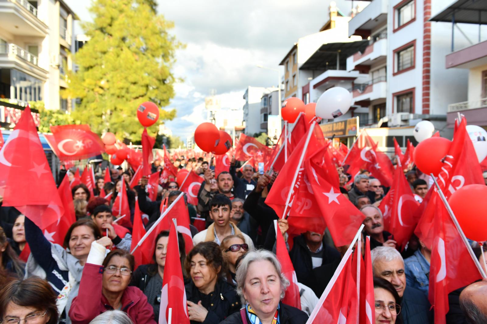 Özgür Özel, Torbalı'da halkla buluştu
