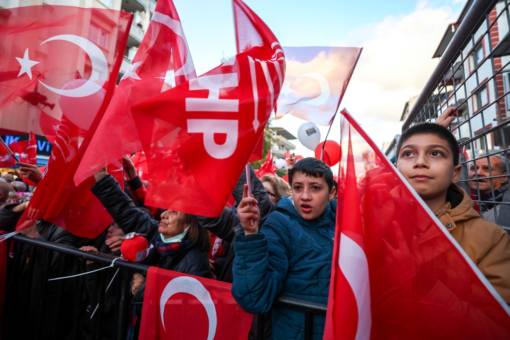 Özgür Özel, Torbalı'da halkla buluştu