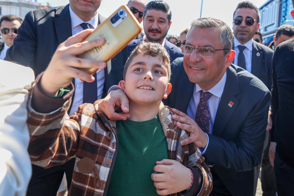 Özgür Özel, Foça'da halkla buluştu!