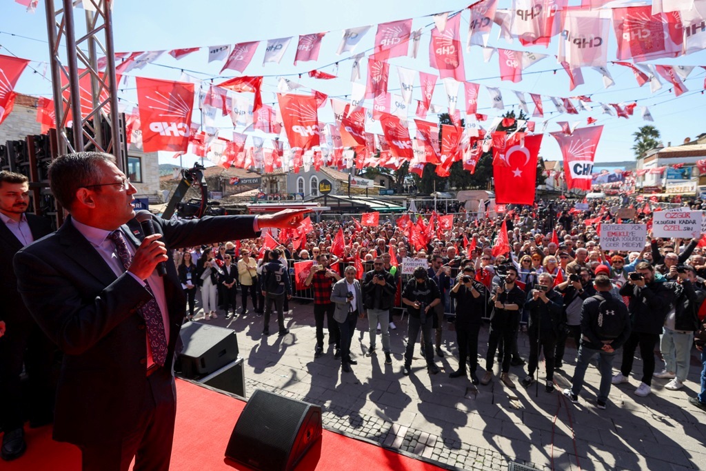 Özgür Özel, Foça'da halkla buluştu!