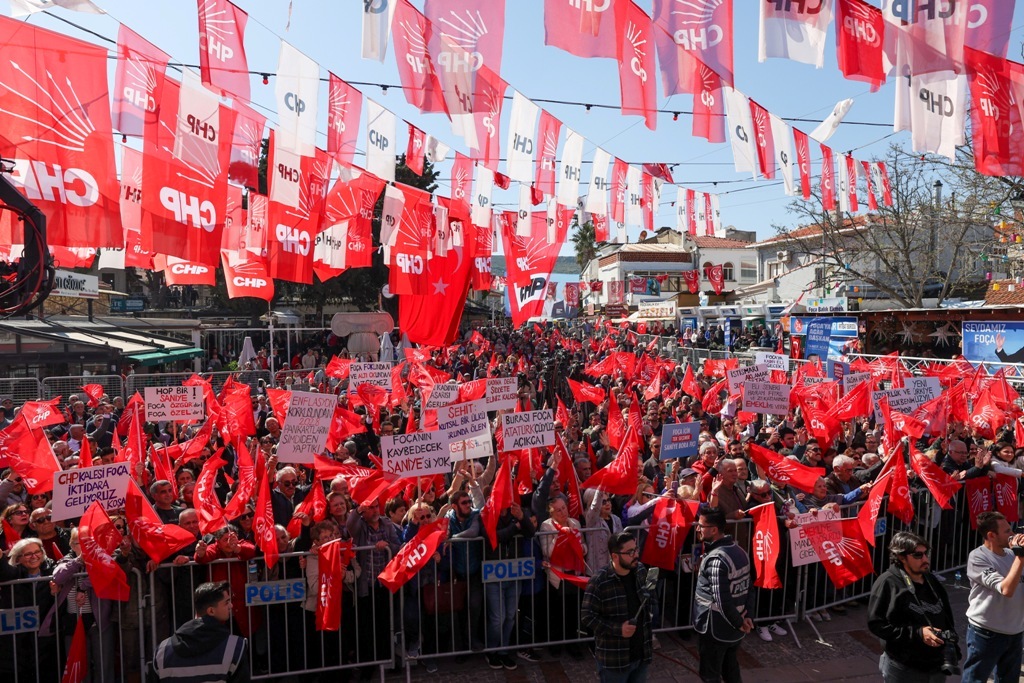 Özgür Özel, Foça'da halkla buluştu!