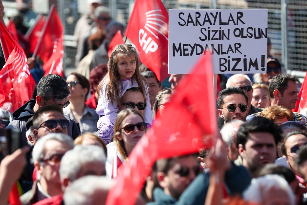 Özgür Özel, Foça'da halkla buluştu!