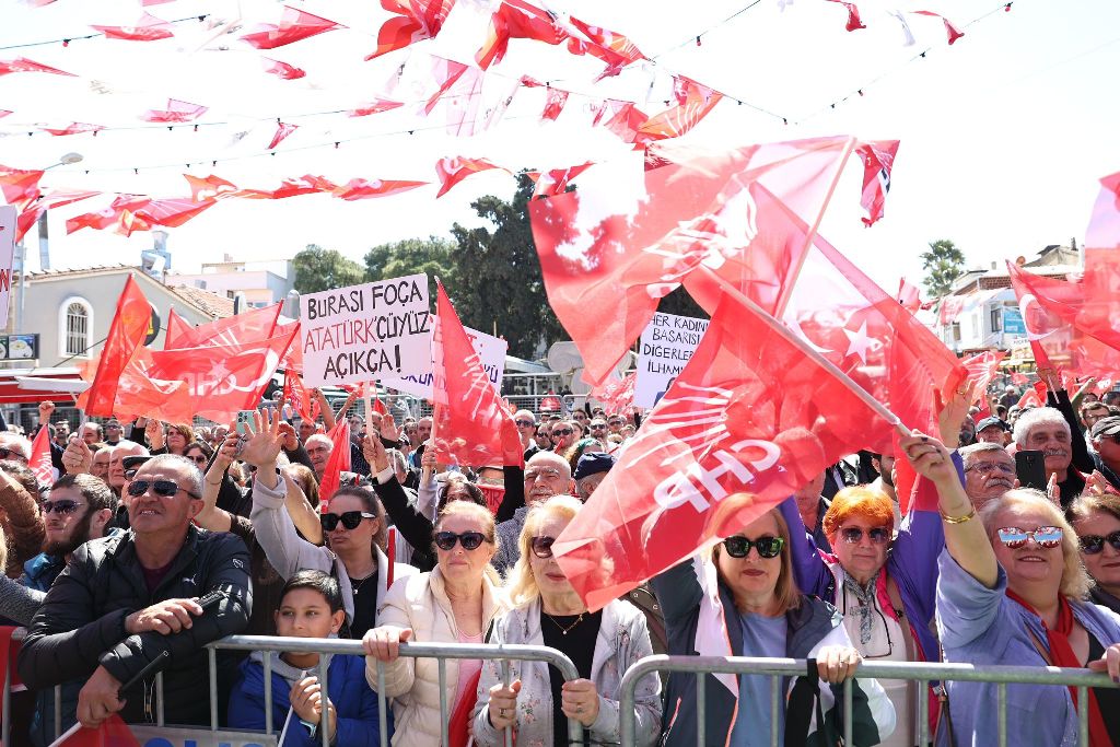 Özgür Özel, Foça'da halkla buluştu!