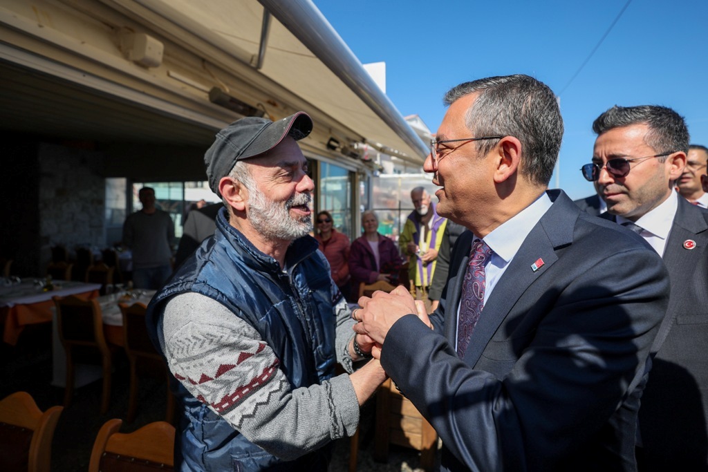 Özgür Özel, Foça'da halkla buluştu!