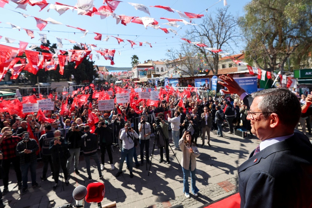 Özgür Özel, Foça'da halkla buluştu!