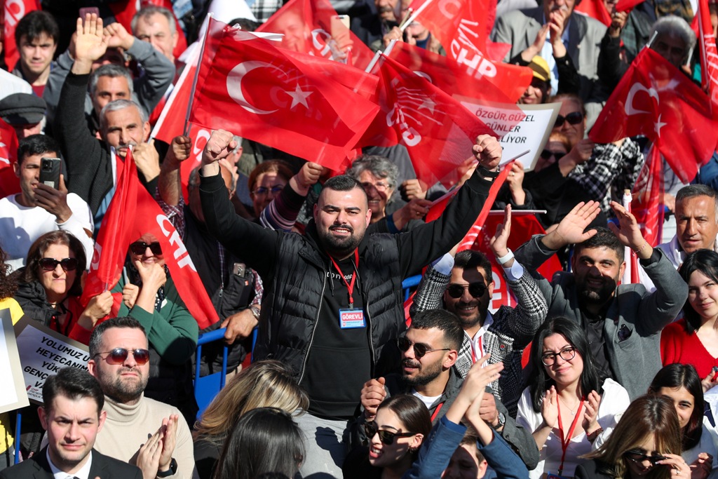 Özgür Özel, Menemen'de halk buluşmasına katıldı