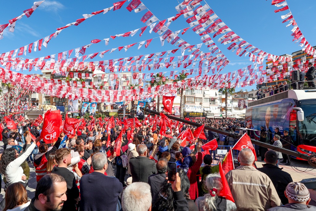 Özgür Özel, Menemen'de halk buluşmasına katıldı