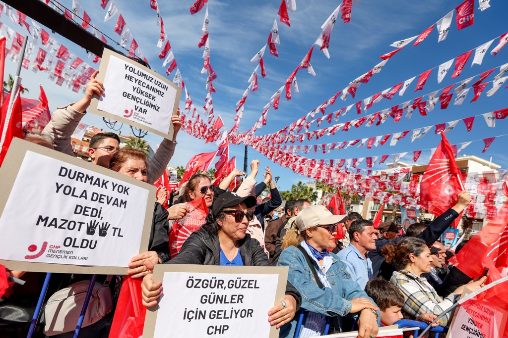 Özgür Özel, Menemen'de halk buluşmasına katıldı