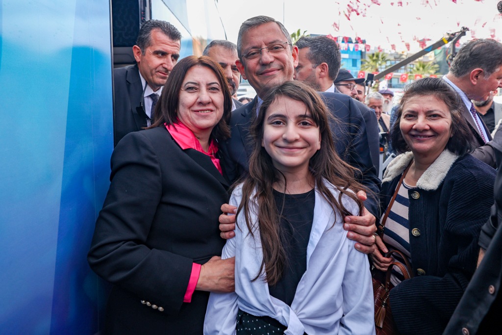 Özgür Özel, Menemen'de halk buluşmasına katıldı