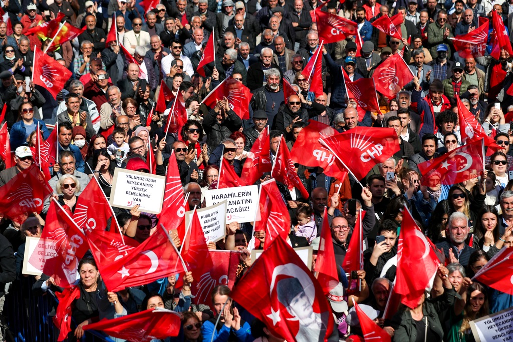 Özgür Özel, Menemen'de halk buluşmasına katıldı