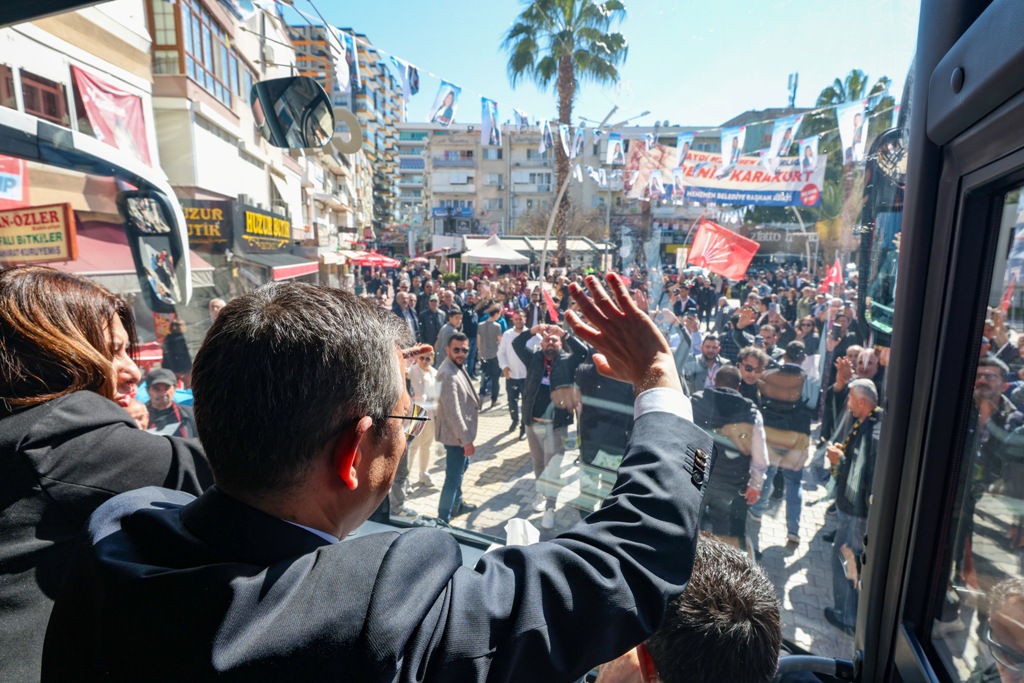 Özgür Özel, Menemen'de halk buluşmasına katıldı