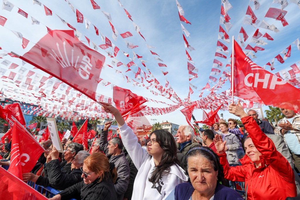 Özgür Özel, Menemen'de halk buluşmasına katıldı