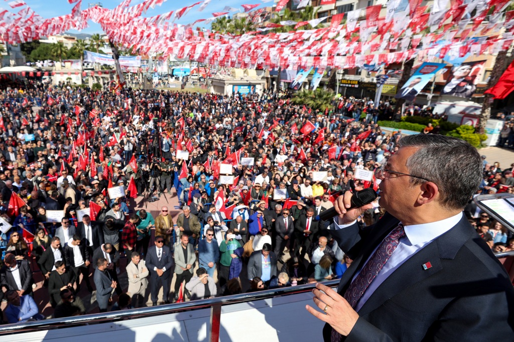 Özgür Özel, Menemen'de halk buluşmasına katıldı