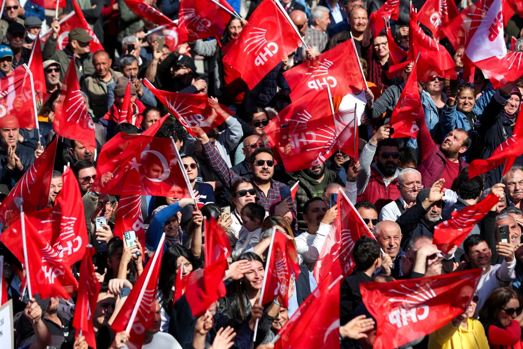 Özgür Özel, Menemen'de halk buluşmasına katıldı