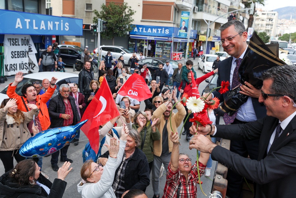  Özel, Karşıyaka’da üstü açık otobüsle şehir turu yaparak vatandaşları selamladı