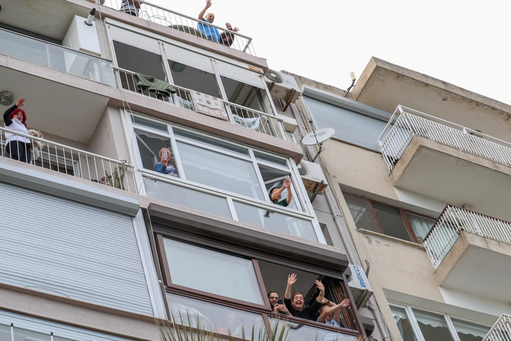  Özel, Karşıyaka’da üstü açık otobüsle şehir turu yaparak vatandaşları selamladı