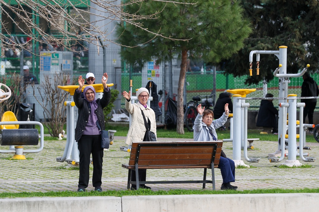  Özel, Karşıyaka’da üstü açık otobüsle şehir turu yaparak vatandaşları selamladı