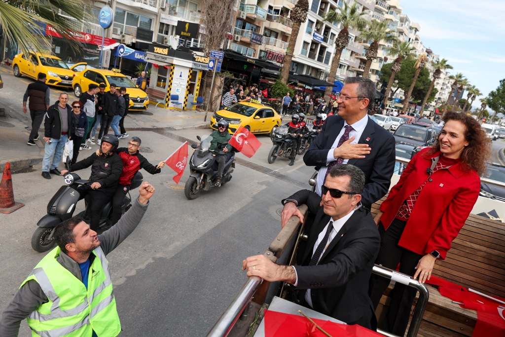  Özel, Karşıyaka’da üstü açık otobüsle şehir turu yaparak vatandaşları selamladı