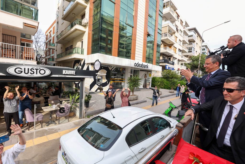  Özel, Karşıyaka’da üstü açık otobüsle şehir turu yaparak vatandaşları selamladı