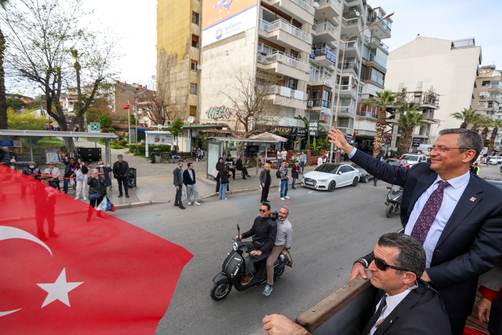  Özel, Karşıyaka’da üstü açık otobüsle şehir turu yaparak vatandaşları selamladı