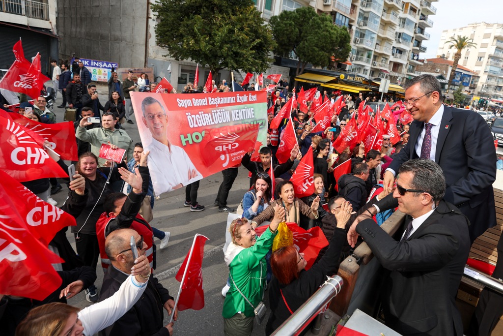  Özel, Karşıyaka’da üstü açık otobüsle şehir turu yaparak vatandaşları selamladı