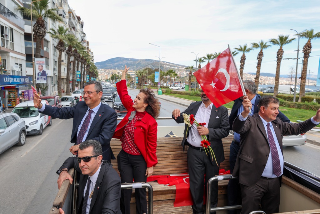  Özel, Karşıyaka’da üstü açık otobüsle şehir turu yaparak vatandaşları selamladı