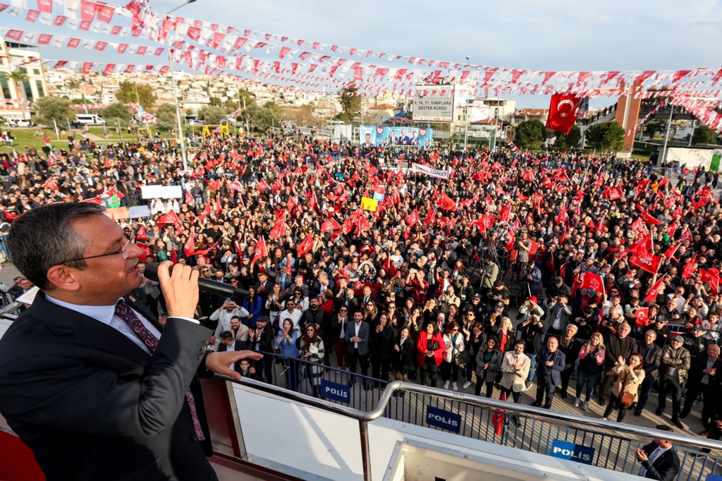 Özgür Özel, Çiğli'de halkla buluştu!