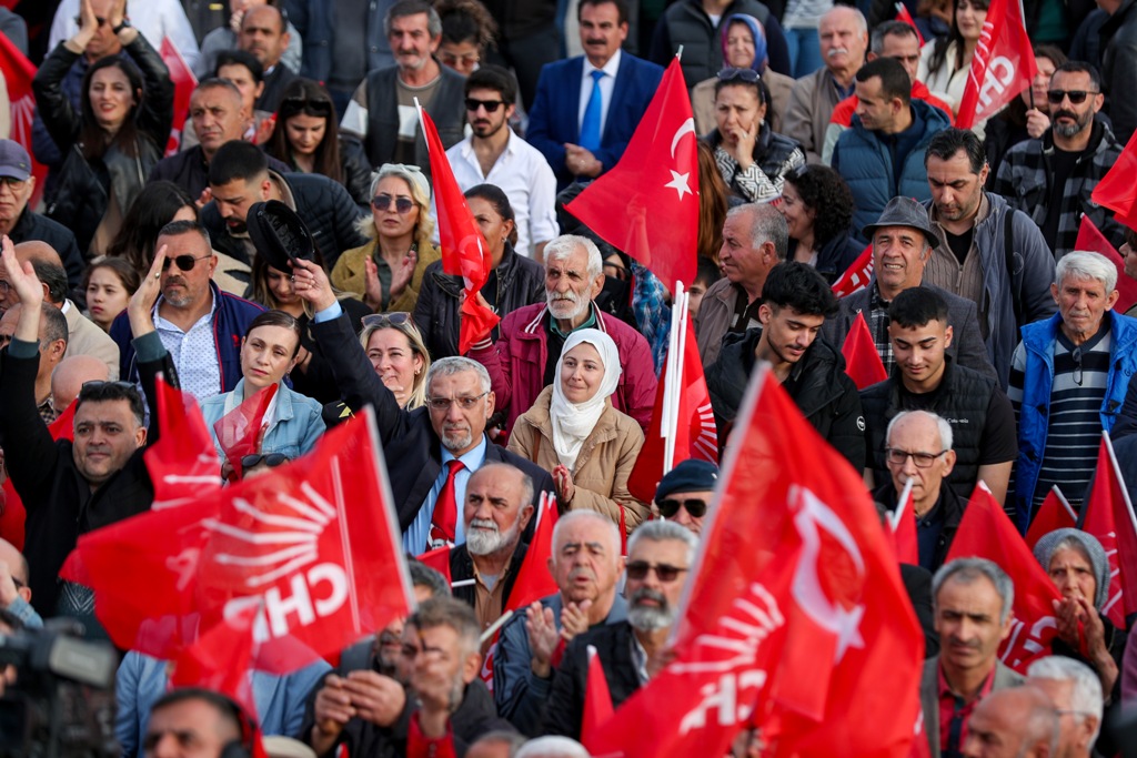 Özgür Özel, Çiğli'de halkla buluştu!