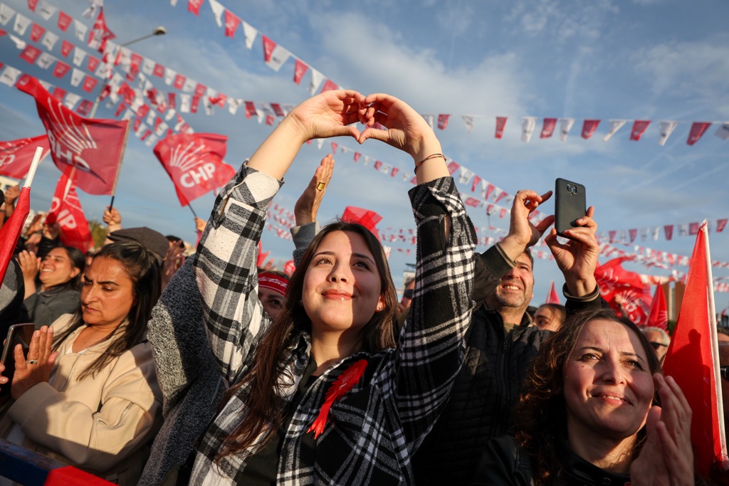 Özgür Özel, Çiğli'de halkla buluştu!