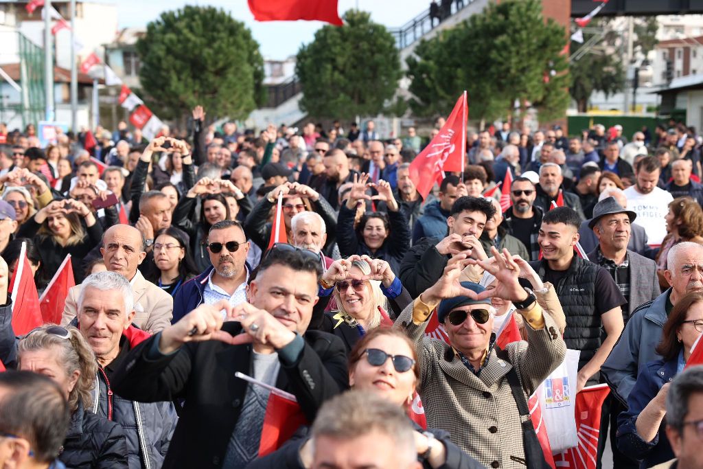 Özgür Özel, Çiğli'de halkla buluştu!