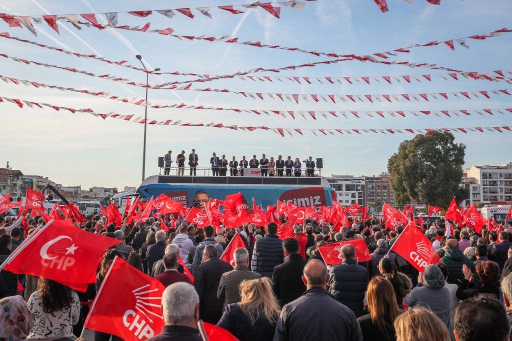 Özgür Özel, Çiğli'de halkla buluştu!