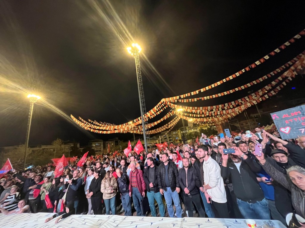 Özgür Özel, Kemalpaşa'da iftara katıldı