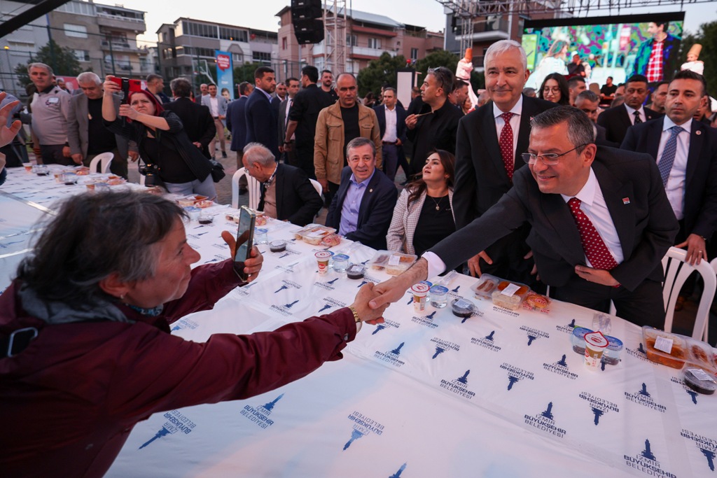 Özgür Özel, Kemalpaşa'da iftara katıldı