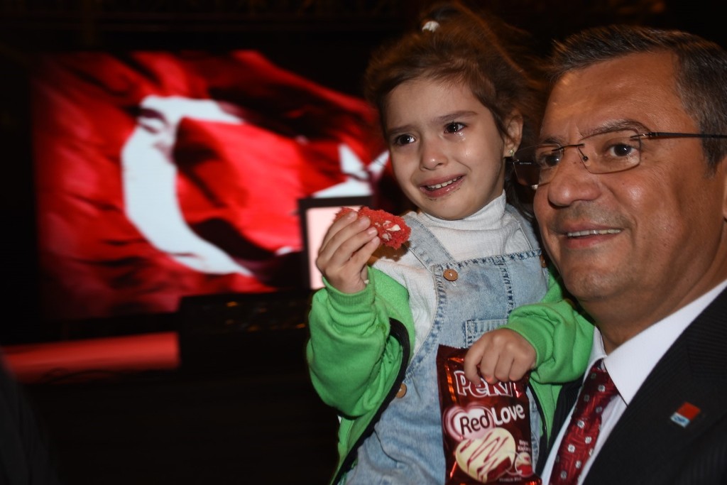 Özgür Özel, Kemalpaşa'da iftara katıldı