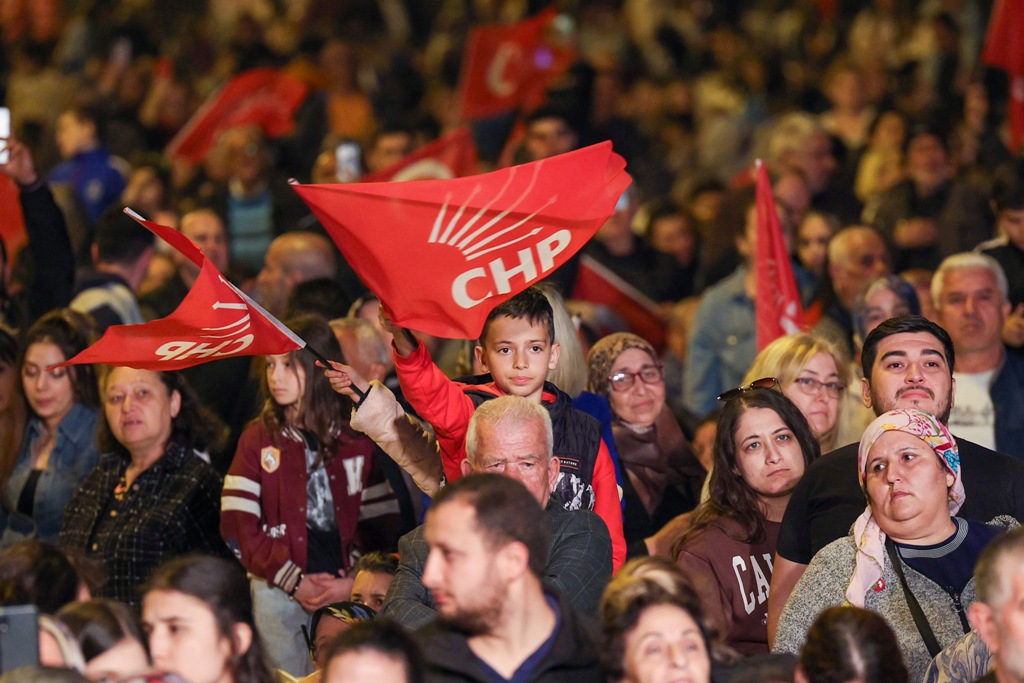 Özgür Özel, Kemalpaşa'da iftara katıldı