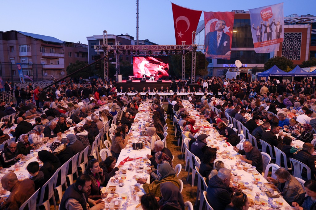 Özgür Özel, Kemalpaşa'da iftara katıldı