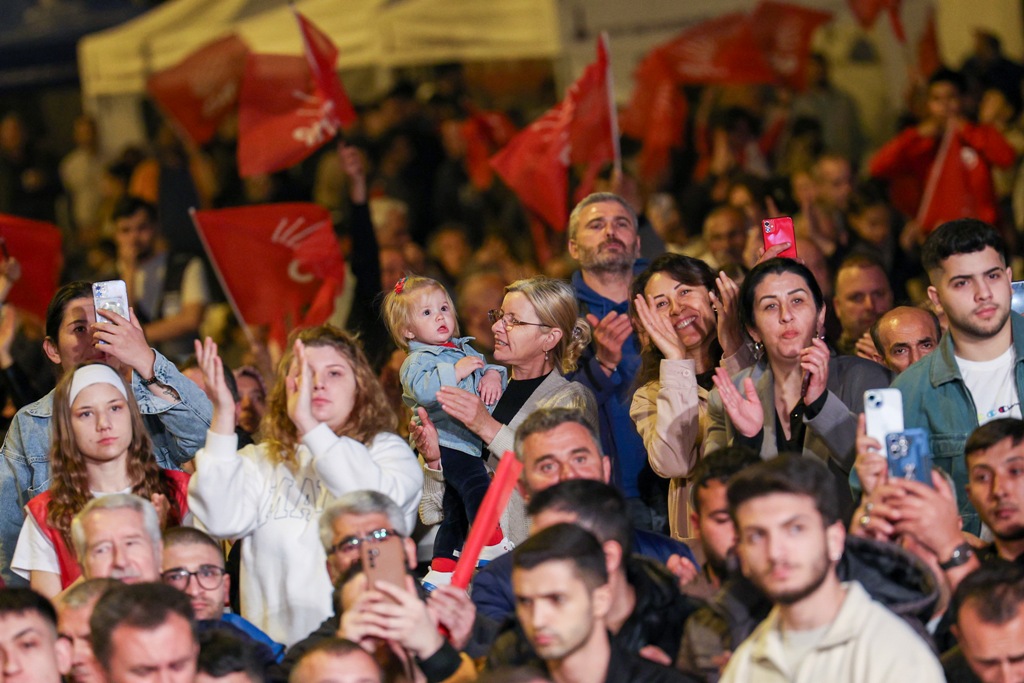 Özgür Özel, Kemalpaşa'da iftara katıldı