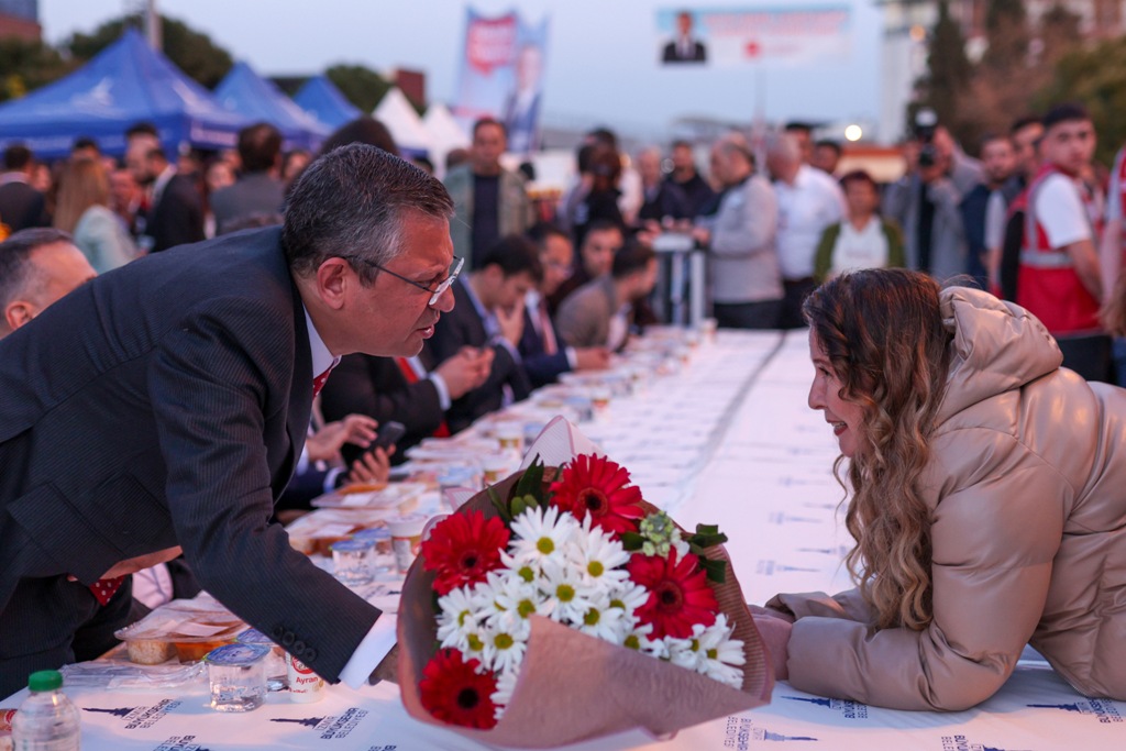 Özgür Özel, Kemalpaşa'da iftara katıldı