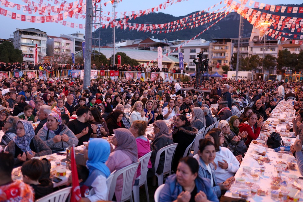 Özgür Özel, Kemalpaşa'da iftara katıldı