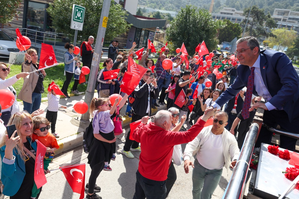 CHP Lideri Özel'e Balçova'da sevgi seli!