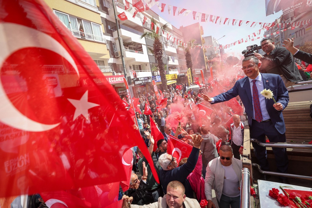 CHP Lideri Özel'e Balçova'da sevgi seli!