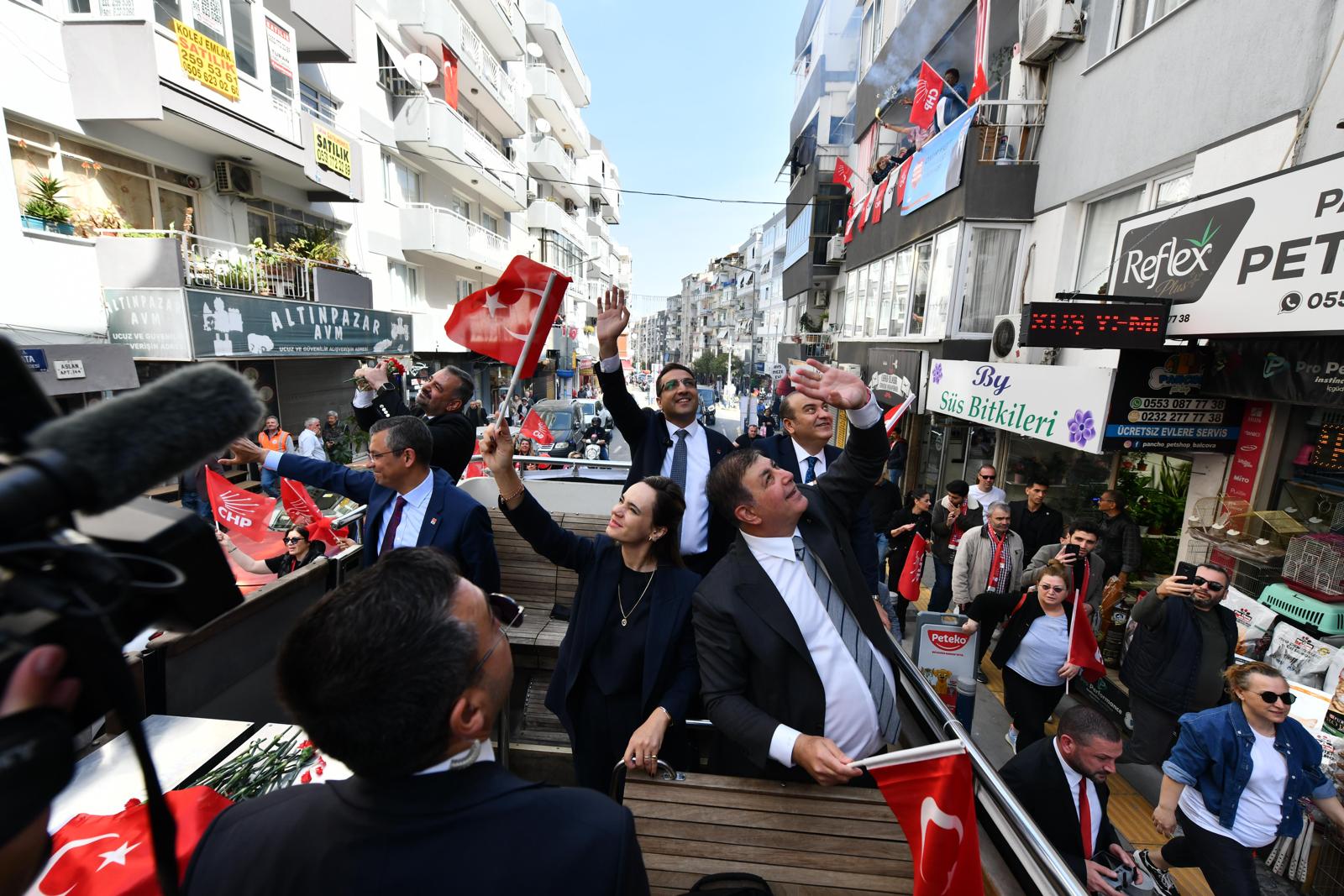 CHP Lideri Özel'e Balçova'da sevgi seli!