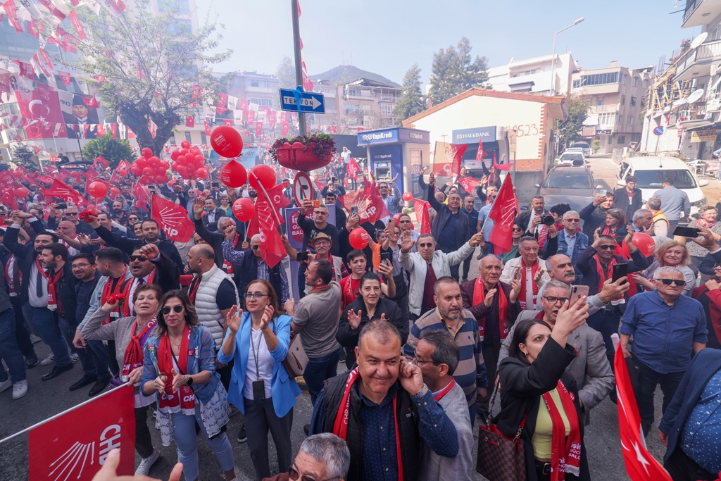 CHP Lideri Özel'e Balçova'da sevgi seli!