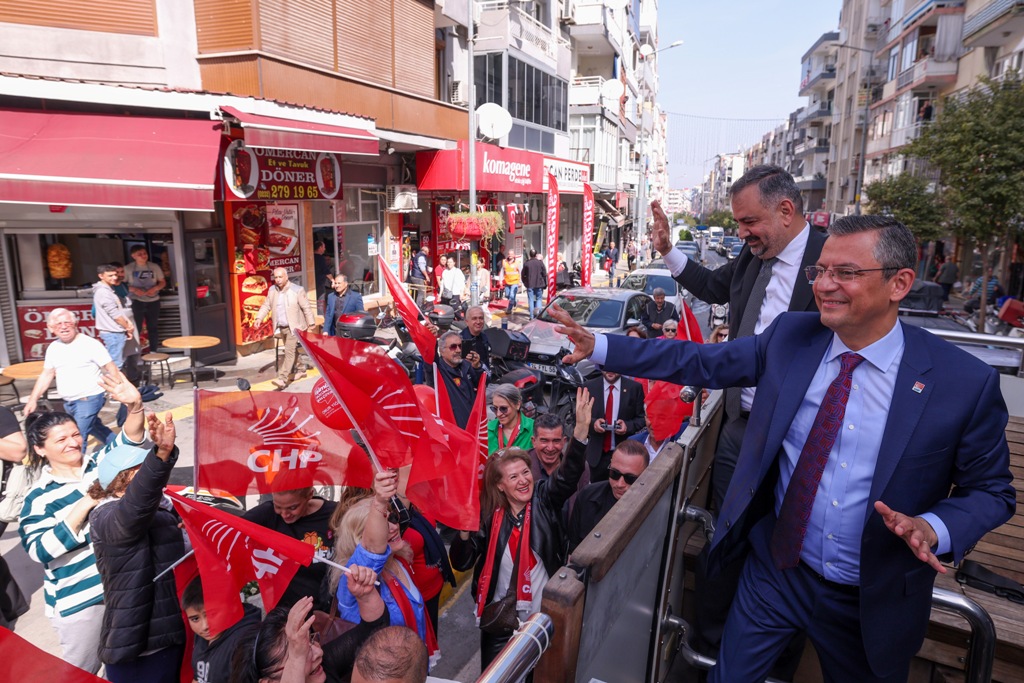 CHP Lideri Özel'e Balçova'da sevgi seli!