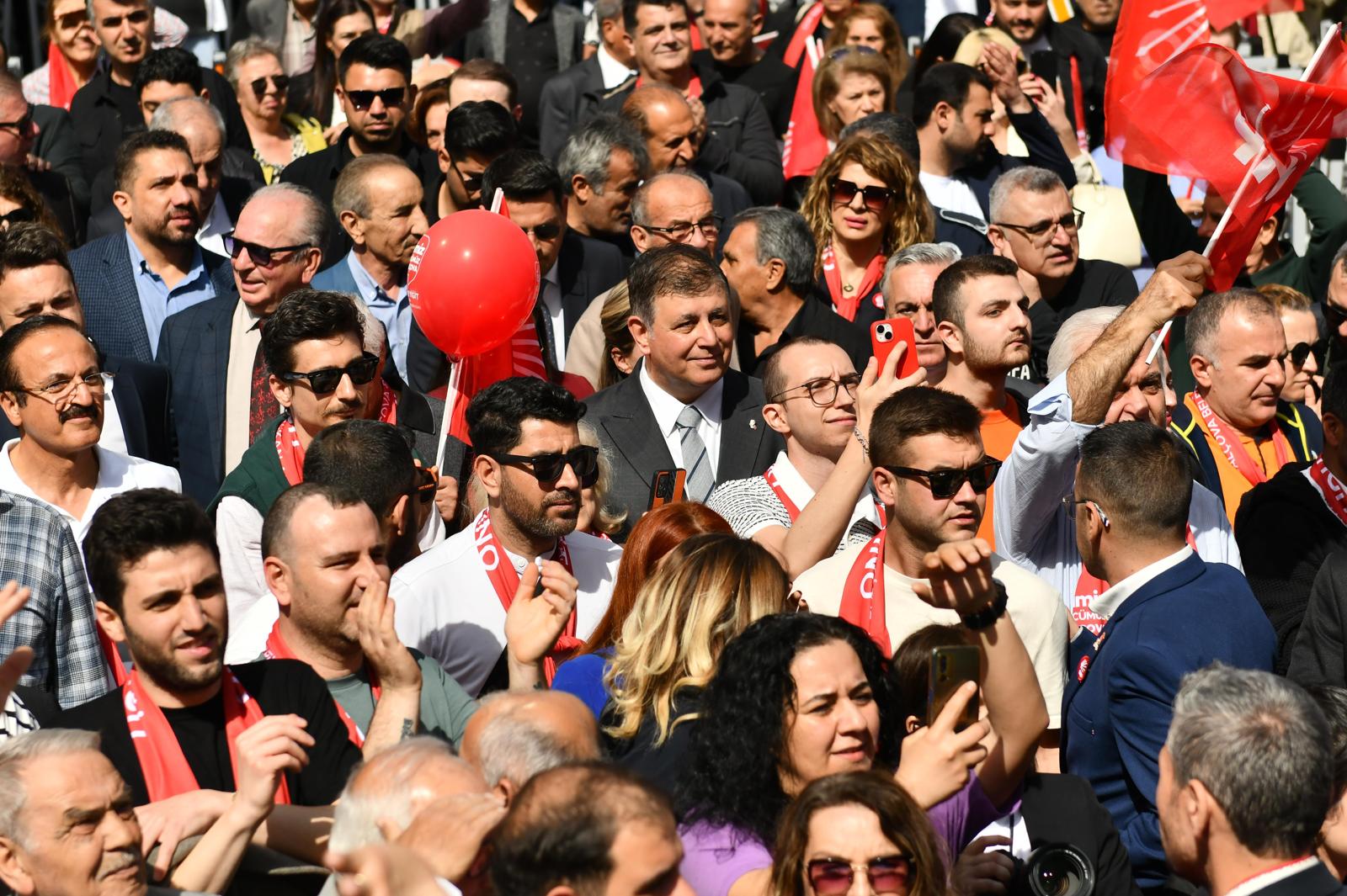 CHP Lideri Özel'e Balçova'da sevgi seli!